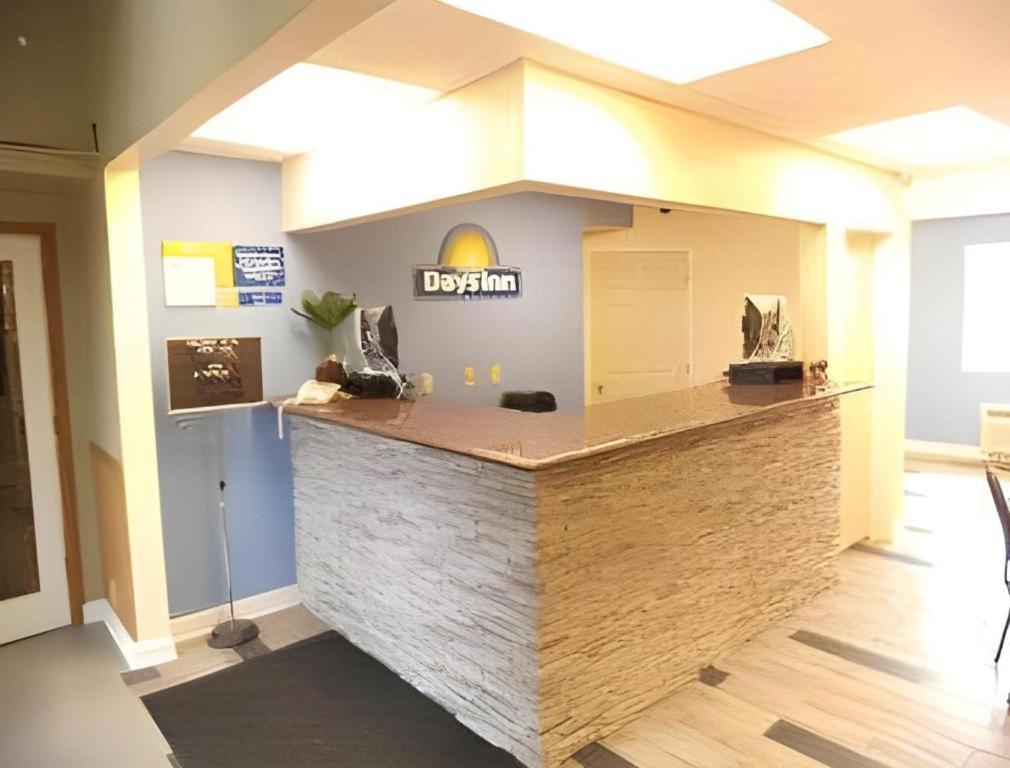Days Inn By Wyndham West Branch Iowa City Area Eksteriør bilde