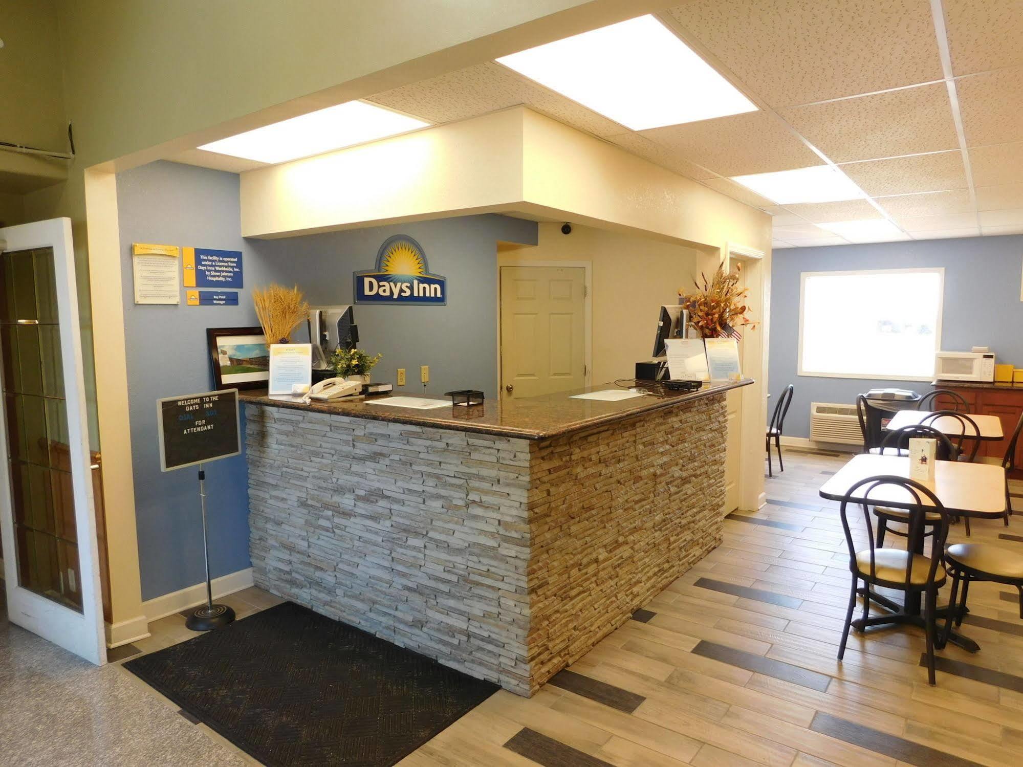 Days Inn By Wyndham West Branch Iowa City Area Eksteriør bilde