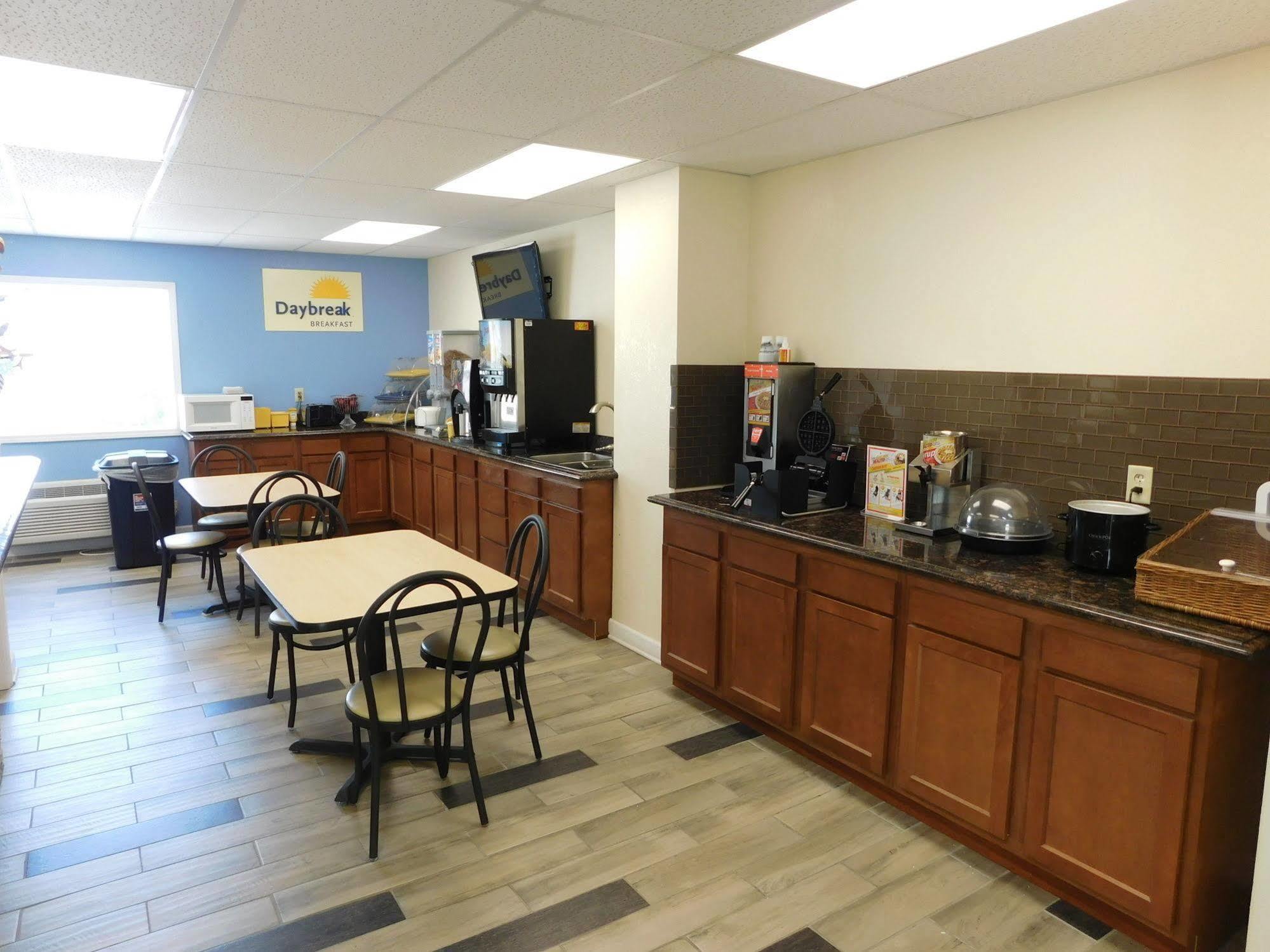 Days Inn By Wyndham West Branch Iowa City Area Eksteriør bilde